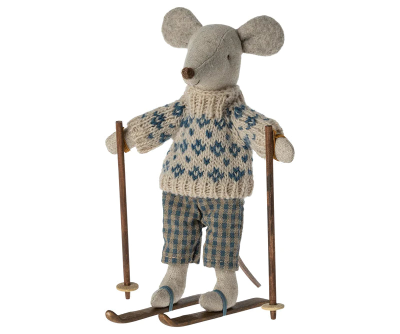 Rato de inverno com conjunto de esqui, pai