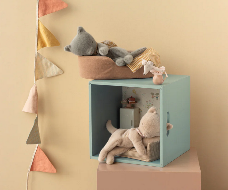 Gatinho de peluche a dormir, Pequeno – Cinzento - Maileg