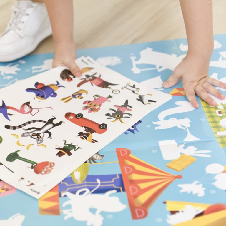 Poster com autocolantes - Escondidinhas Animais