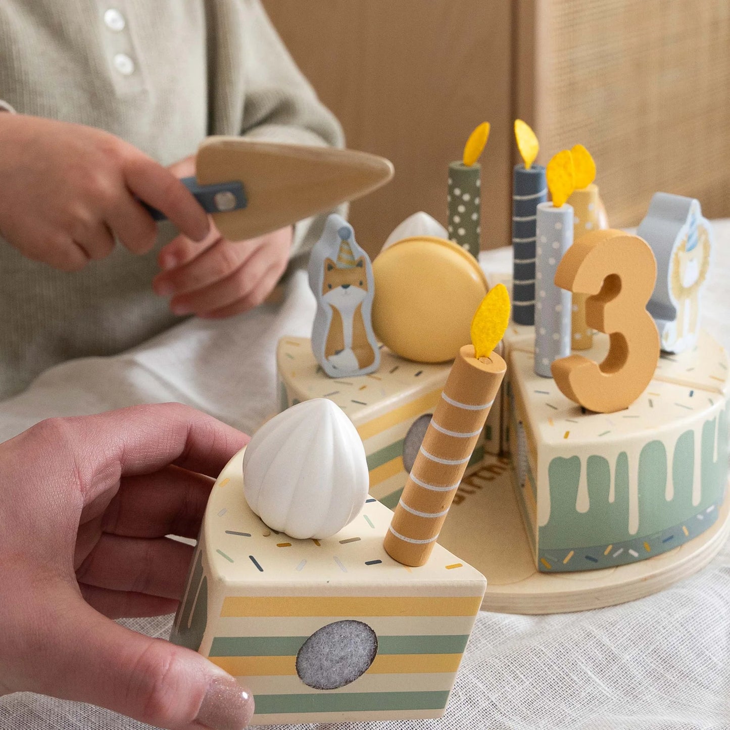Pastel de cumpleaños de madera azul