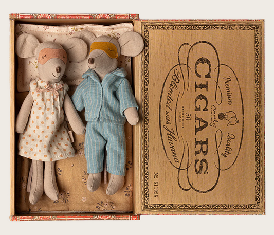 Mamã e Papá Ratos na Caixa de Charutos