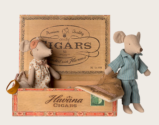 Mamã e Papá Ratos na Caixa de Charutos