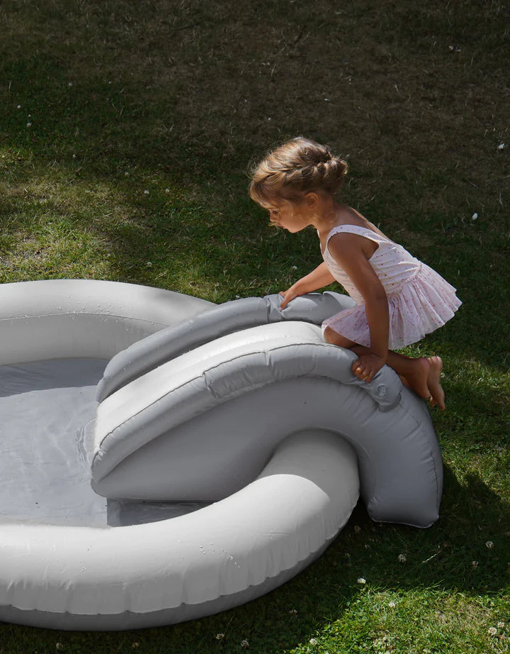 Piscina inflable con tobogán y aspersor - arcoiris